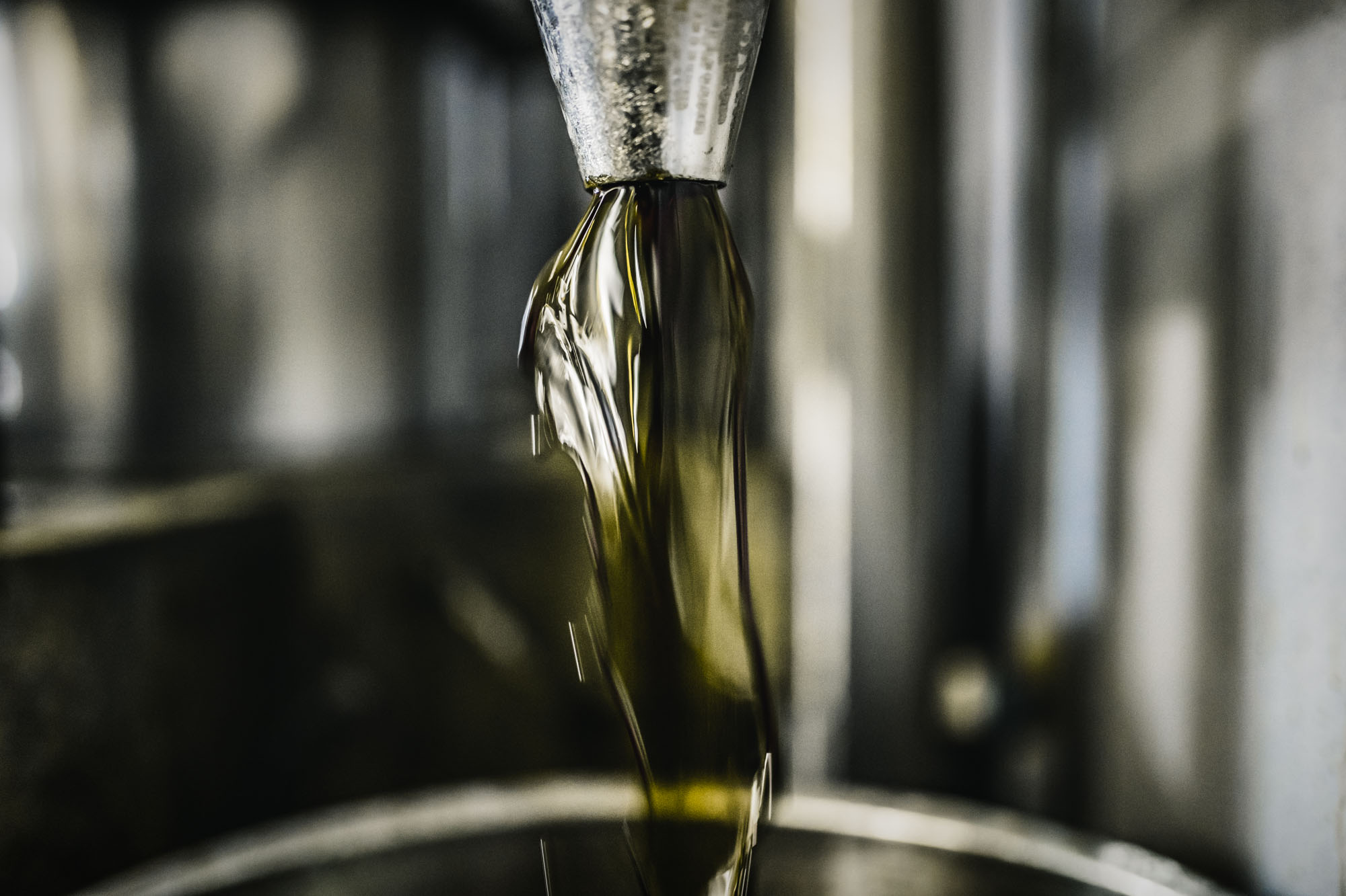 Fließendes Kürbiskernöl aus der Presse bei Ölmühle Esterer