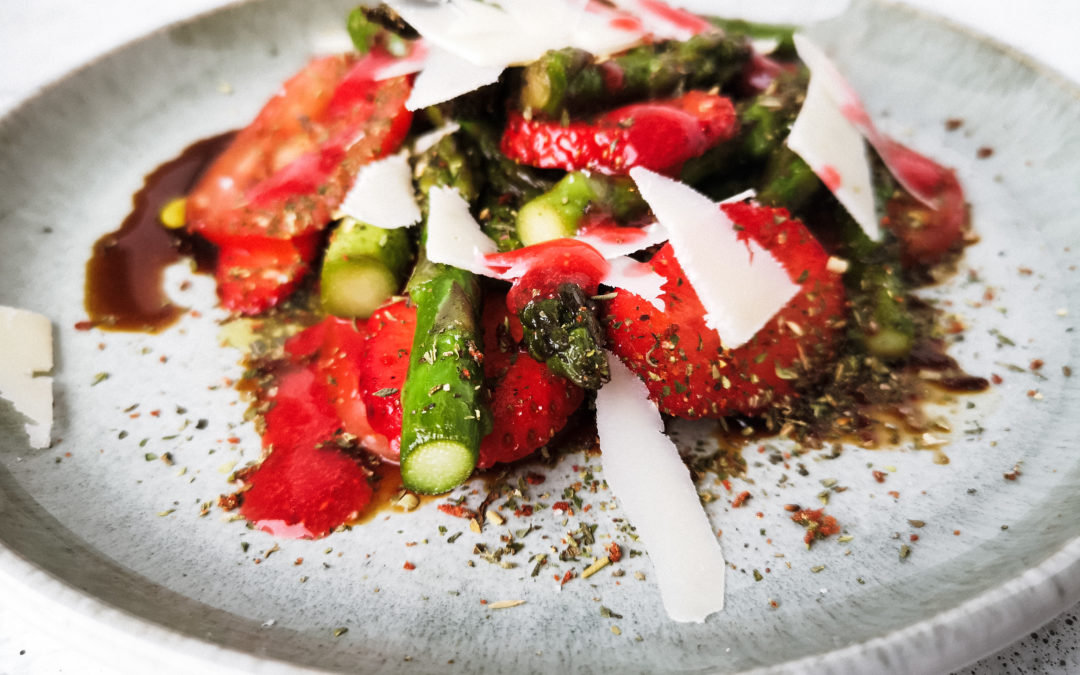 Erdbeer-Spargelsalat mit Mediterrane Grüße