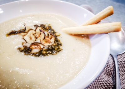 Topinambur Suppe mit Kräuter Pesto